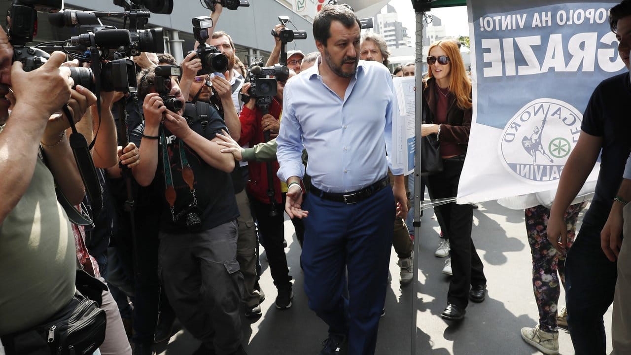 Lega Nord-Chef Matteo Salvini bei der Abstimmung über den Koalitionsvertrag mit der Fünf-Sterne-Bewegung. Lega Nord-Chef Matteo Salvini bei der Abstimmung über den Koalitionsvertrag mit der Fünf-Sterne-Bewegung.