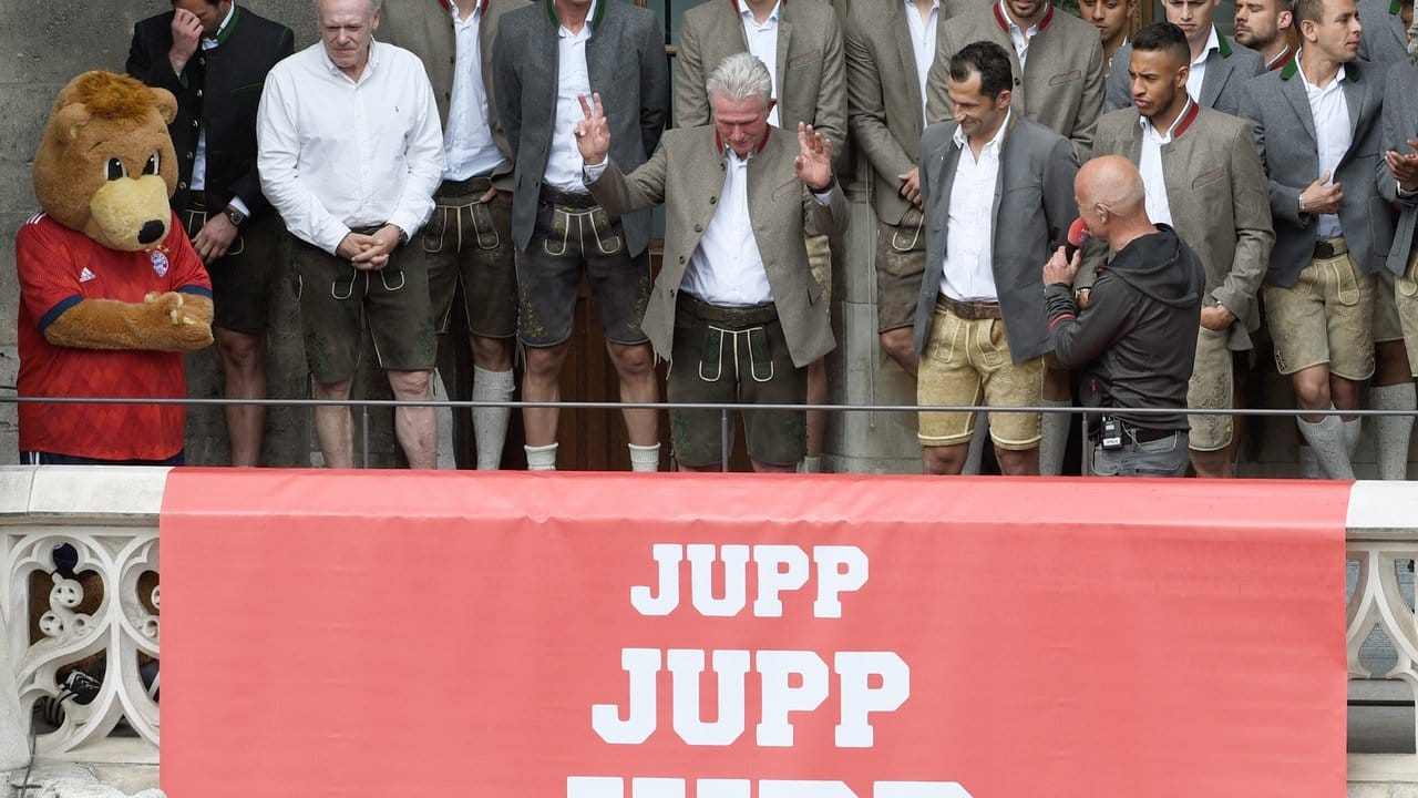 Zum Abschied lässt sich Jupp Heynckes (M) von Mannschaft und Fans feiern.