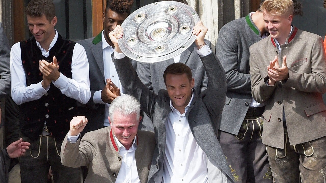 Jupp Heynckes und Manuel Neuer präsentieren den Fans die Schale.