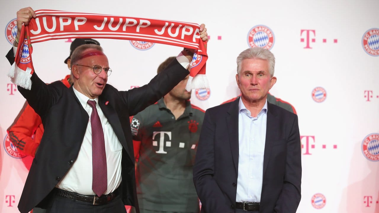 FC-Bayern-Boss Karl-Heinz Rummenigge (l) bedankte sich bei Trainer Jupp Heynckes.