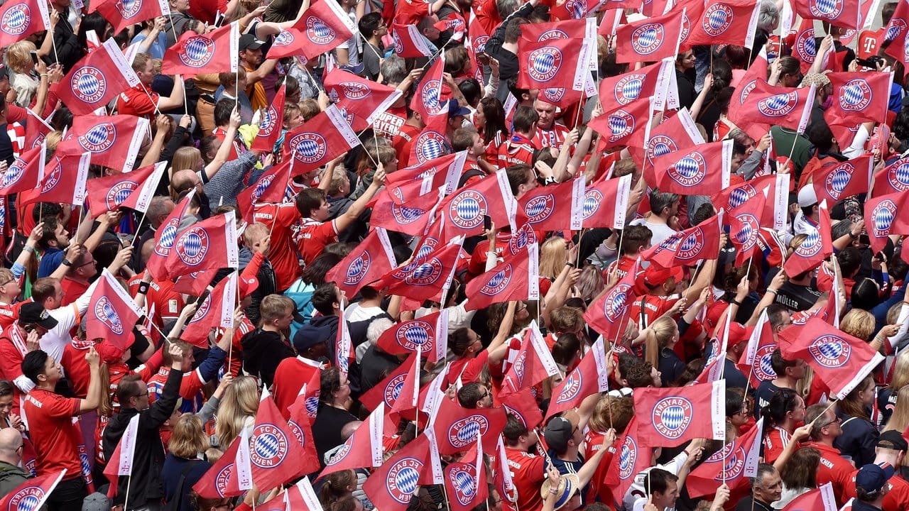 Fans des FC Bayern München feiern auf dem Marienplatz.