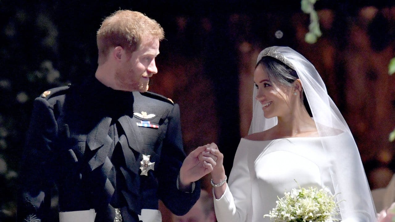 Traumwetter, Traumhochzeit, Traumpaar: Harry und Meghan verlassen nach der Trauung die St.