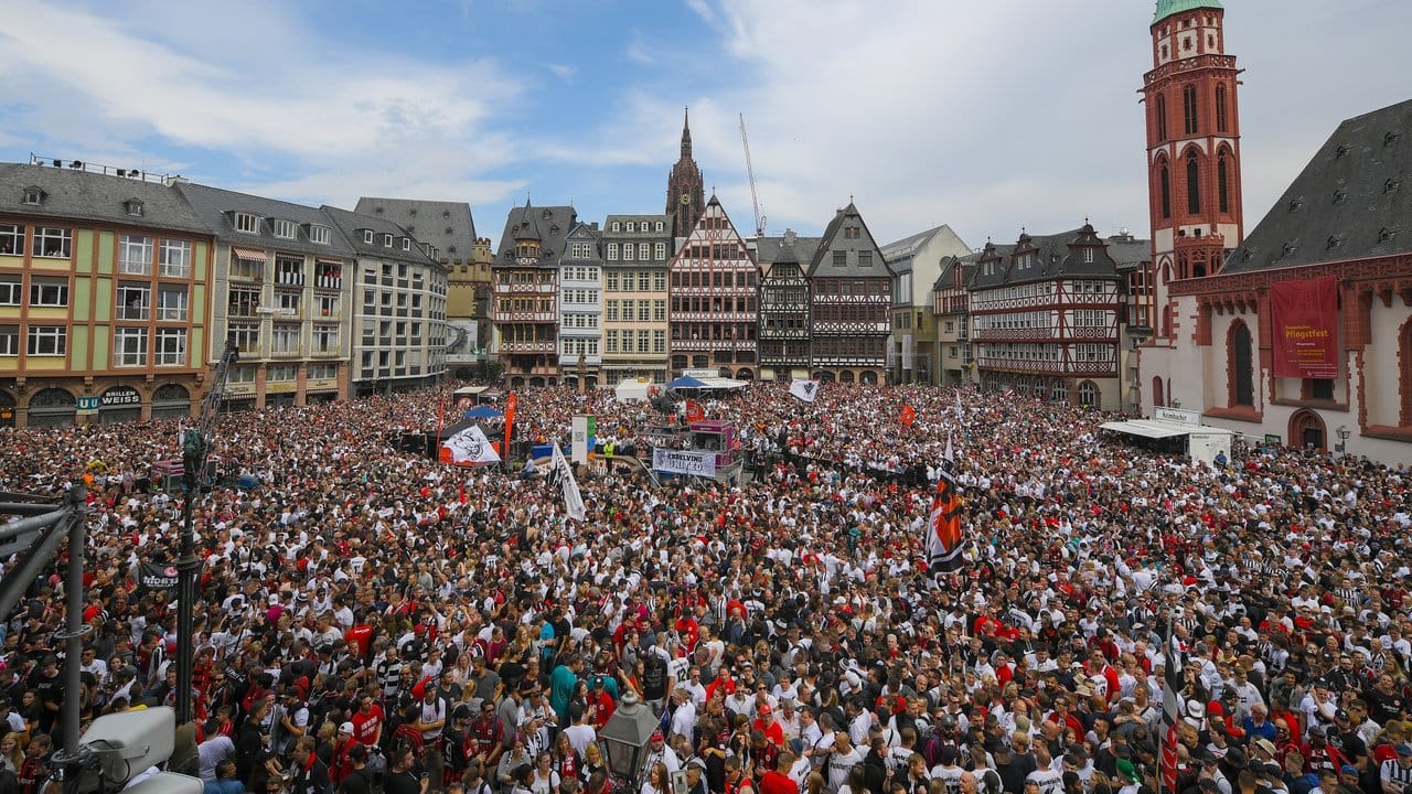 Die Anhänger von Pokalsieger Eintracht Frankfurt hatten sich auf dem Römerberg versammelt.