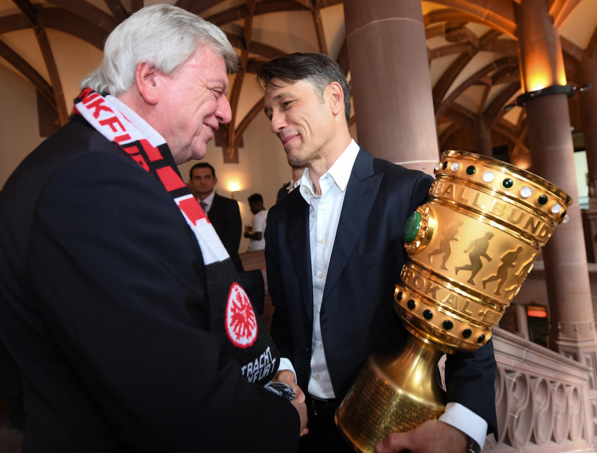 Trainer Niko Kovac (rechts) wird nach der Rückkehr der Mannschaft von Eintracht Frankfurt aus Berlin im Rathaus Römer von Hessens Ministerpräsident Volker Bouffier (CDU) begrüßt.