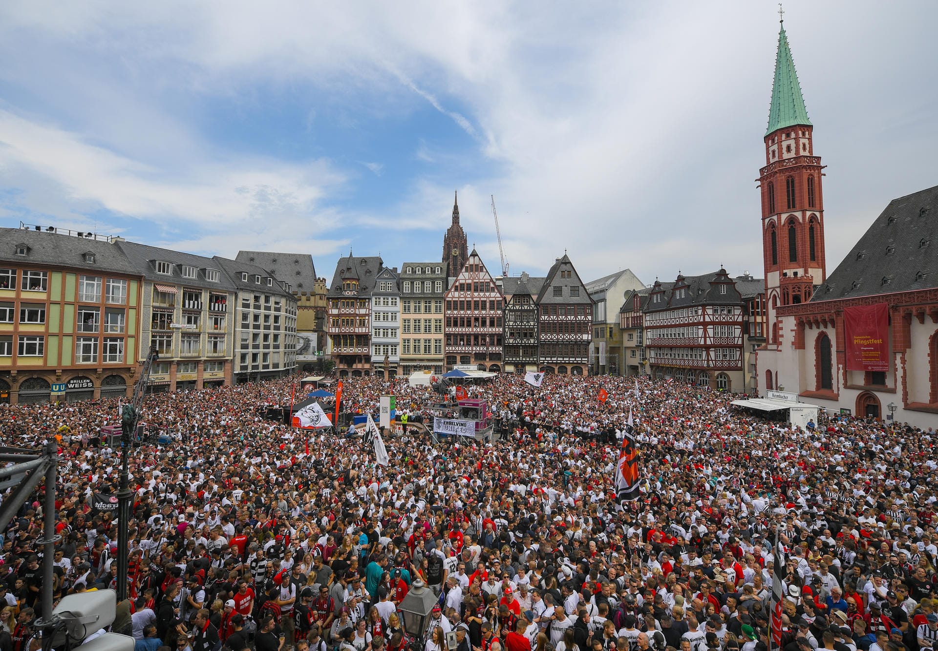 Die Anhänger von Eintracht Frankfurt haben sich auf dem Römerberg versammelt.