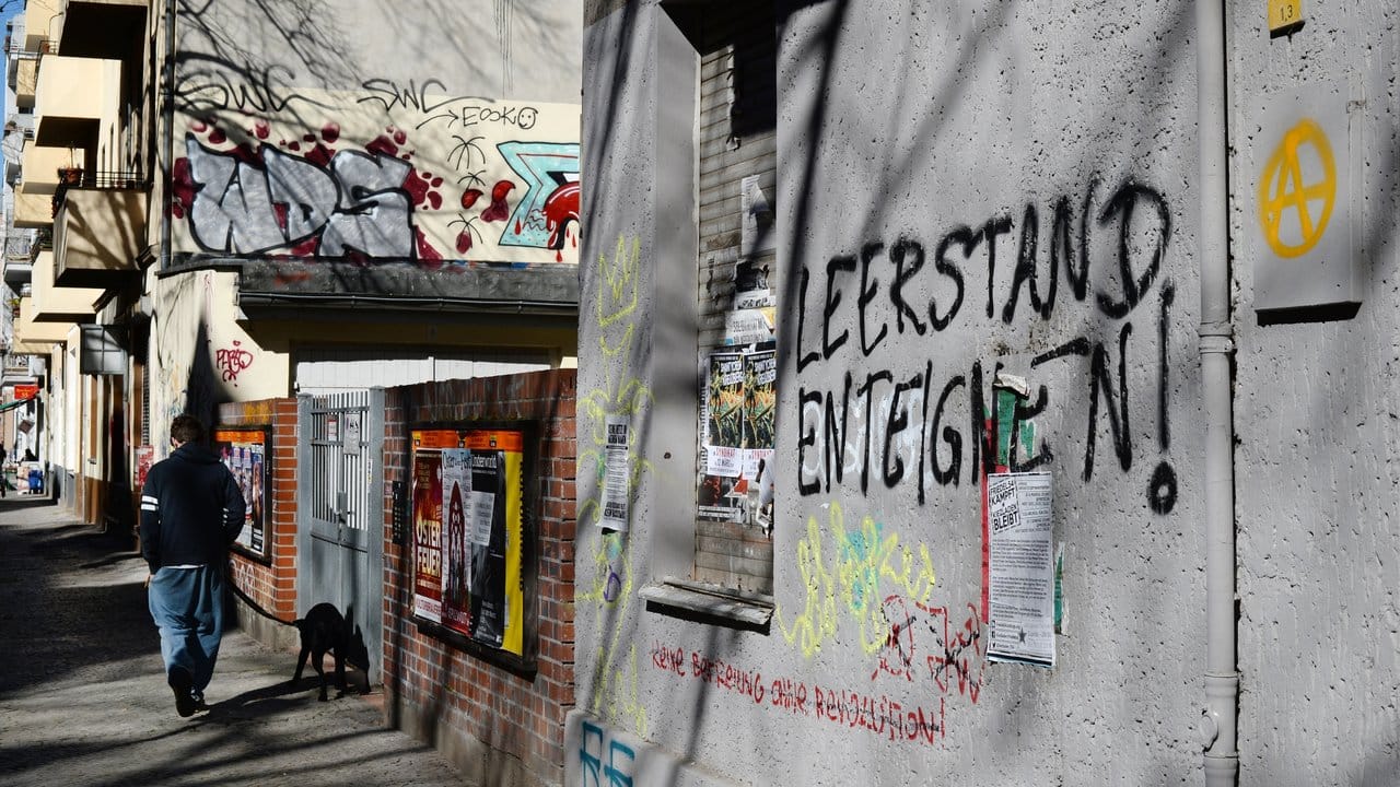 "Leerstand enteignen!" steht in Berlin Neukölln an einer Häuserwand. "Leerstand enteignen!" steht in Berlin Neukölln an einer Häuserwand.