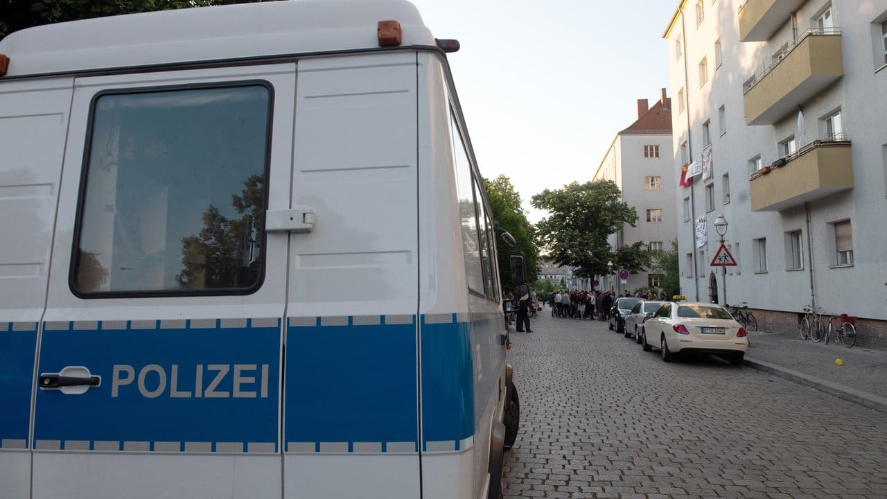 Ein Polizeifahrzeug steht an der Bornsdorfer Straße in Neukölln. Ein Polizeifahrzeug steht an der Bornsdorfer Straße in Neukölln.
