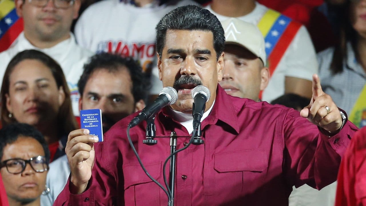 Nicolas Maduro, Präsident von Venezuela, spricht nachdem das Wahlamt seine Wiederwahl bestätigt hatte. Nicolas Maduro, Präsident von Venezuela, spricht nachdem das Wahlamt seine Wiederwahl bestätigt hatte.