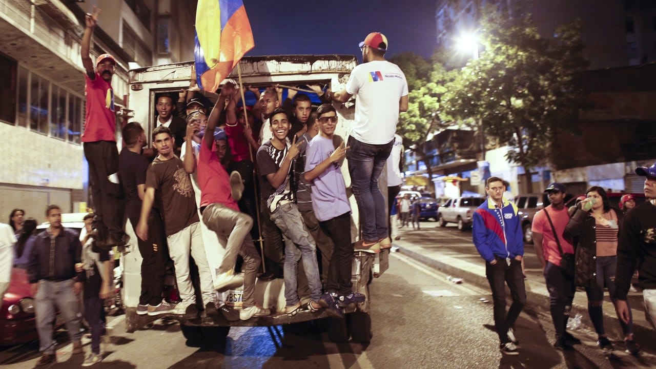Junge Männer feiern den Sieg von Maduro in Caracas. Junge Männer feiern den Sieg von Maduro in Caracas.