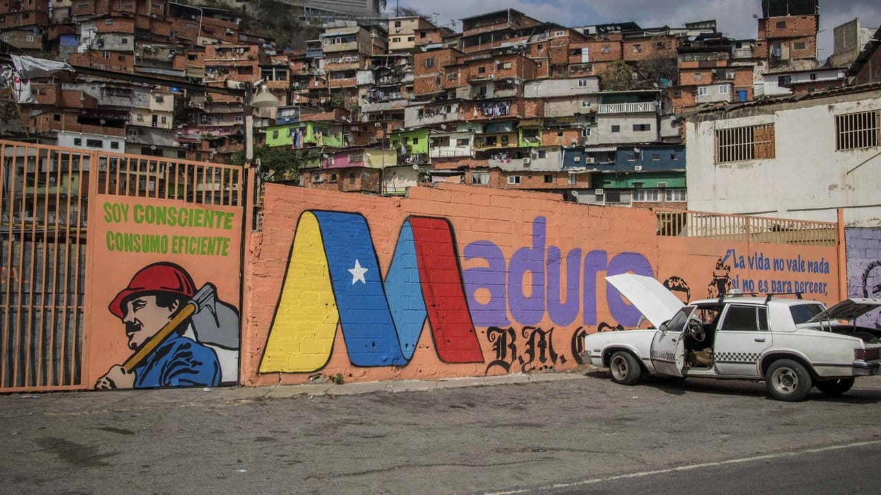Eine Mauer in Caracas mit Propaganda für den Staatschef Maduro. Eine Mauer in Caracas mit Propaganda für den Staatschef Maduro.
