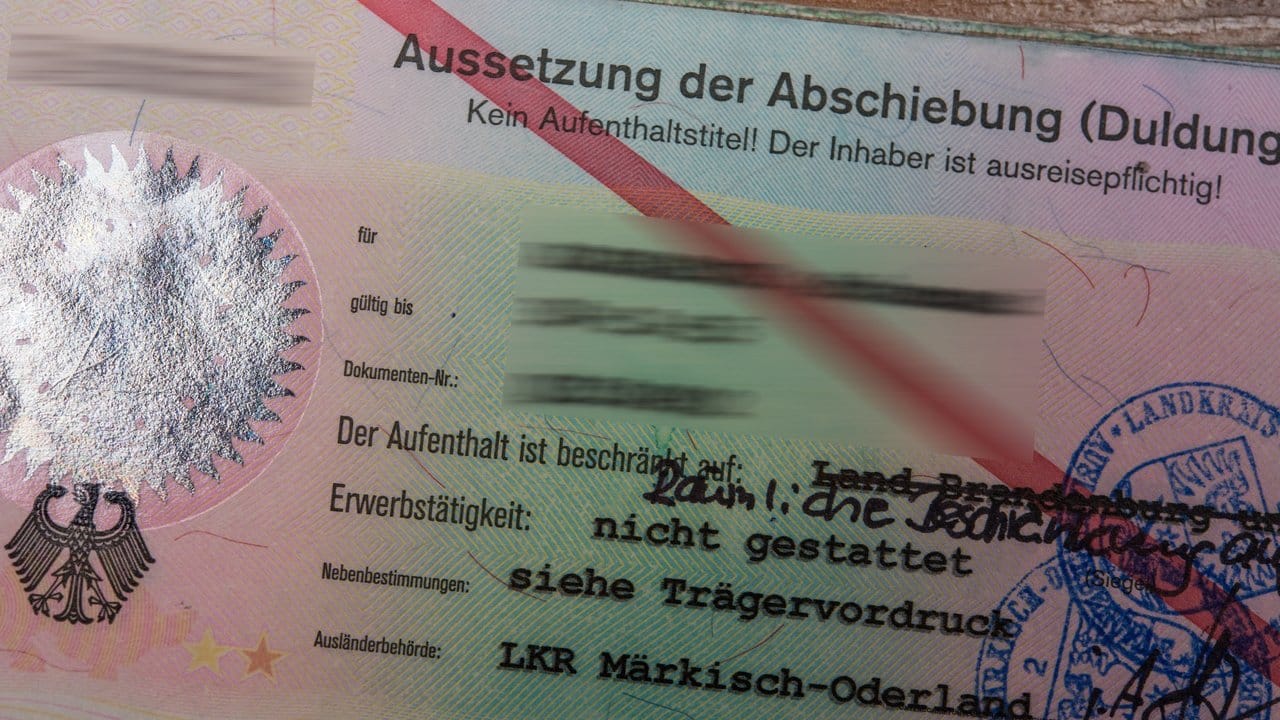 Ausweis eines Asylbewerbers. Ausweis eines Asylbewerbers.