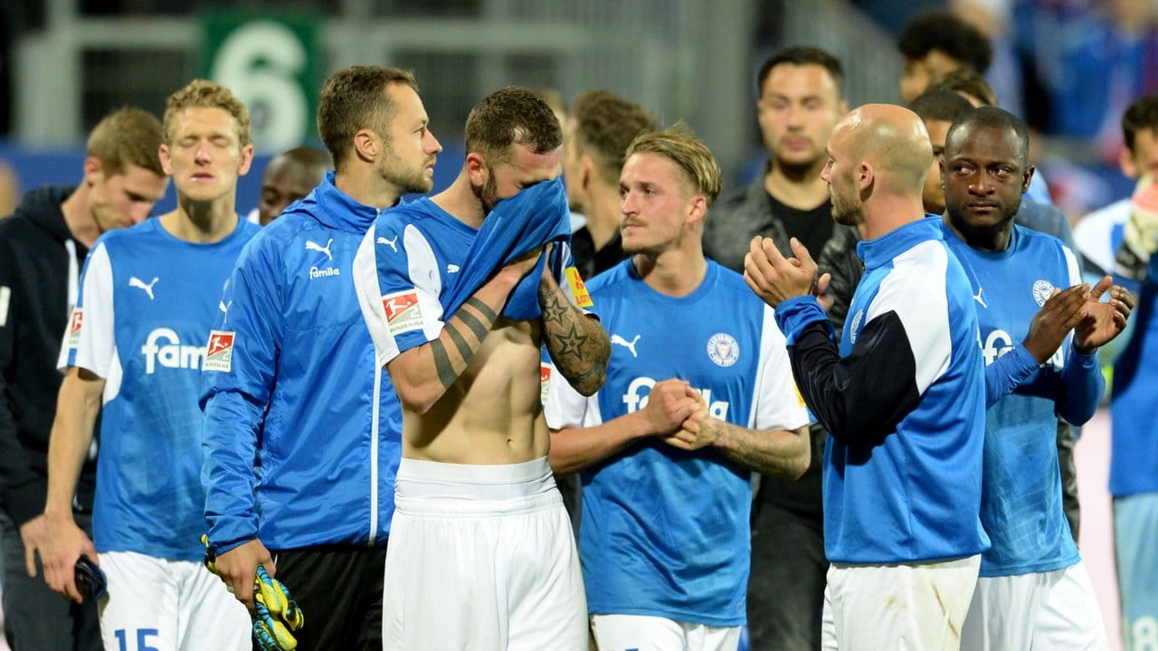 Kiels Spieler traurig nach dem verlorenen Rückspiel in der Relegation und dem damit einhergehenden verpassten Aufstieg.