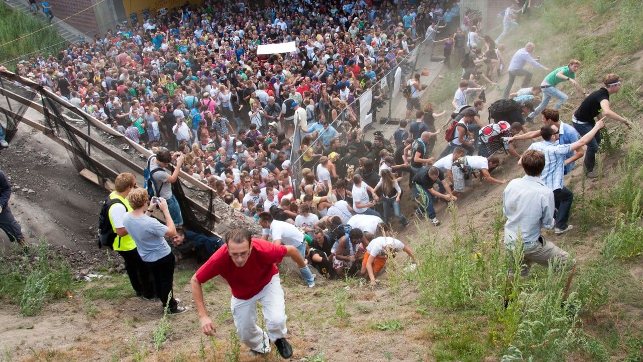 Tausende Menschen drängen sich in und vor dem Tunnel, in dem sich eine Massenpanik ereignete. Tausende Menschen drängen sich in und vor dem Tunnel, in dem sich eine Massenpanik ereignete.