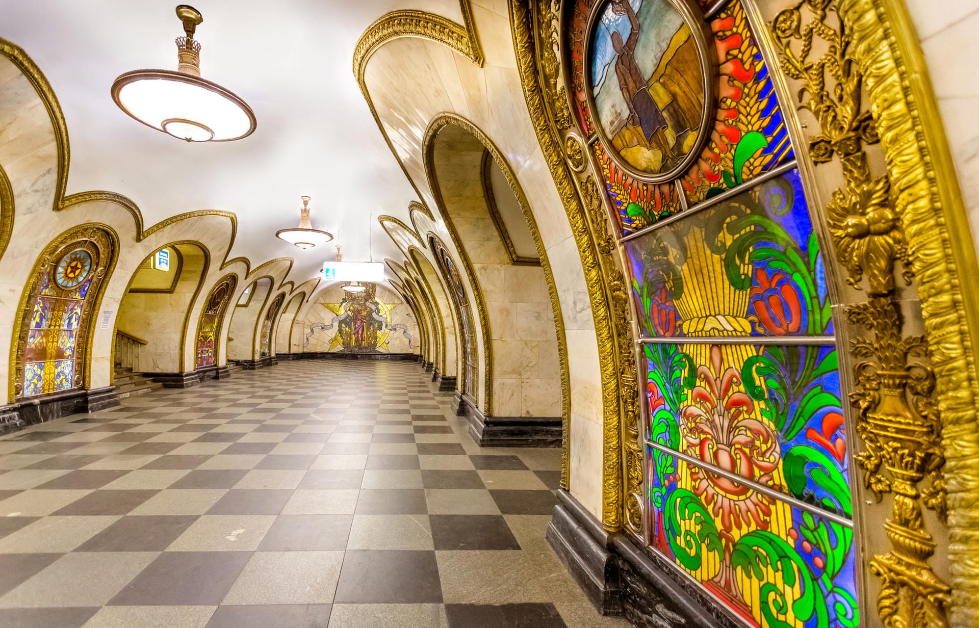 Es lohnt sich in Moskau U-Bahn zu fahren, schon alleine wegen der beeindruckenden Stationen (im Bild die Station "Novoslobodskaya").