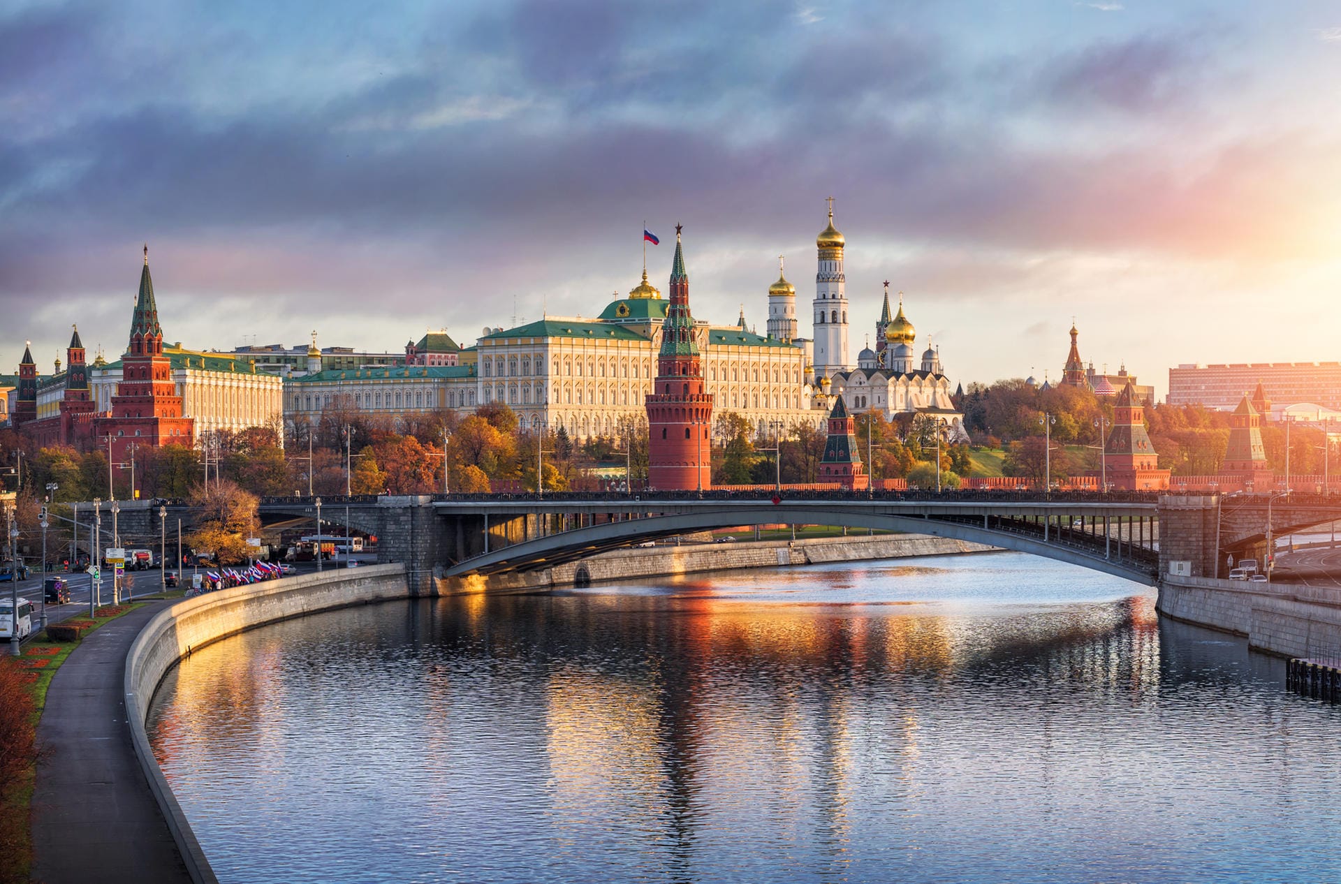 Der Große Kremlpalast (links) gehört zum Ensemble des Moskauer Kremls unweit des Roten Platzes.