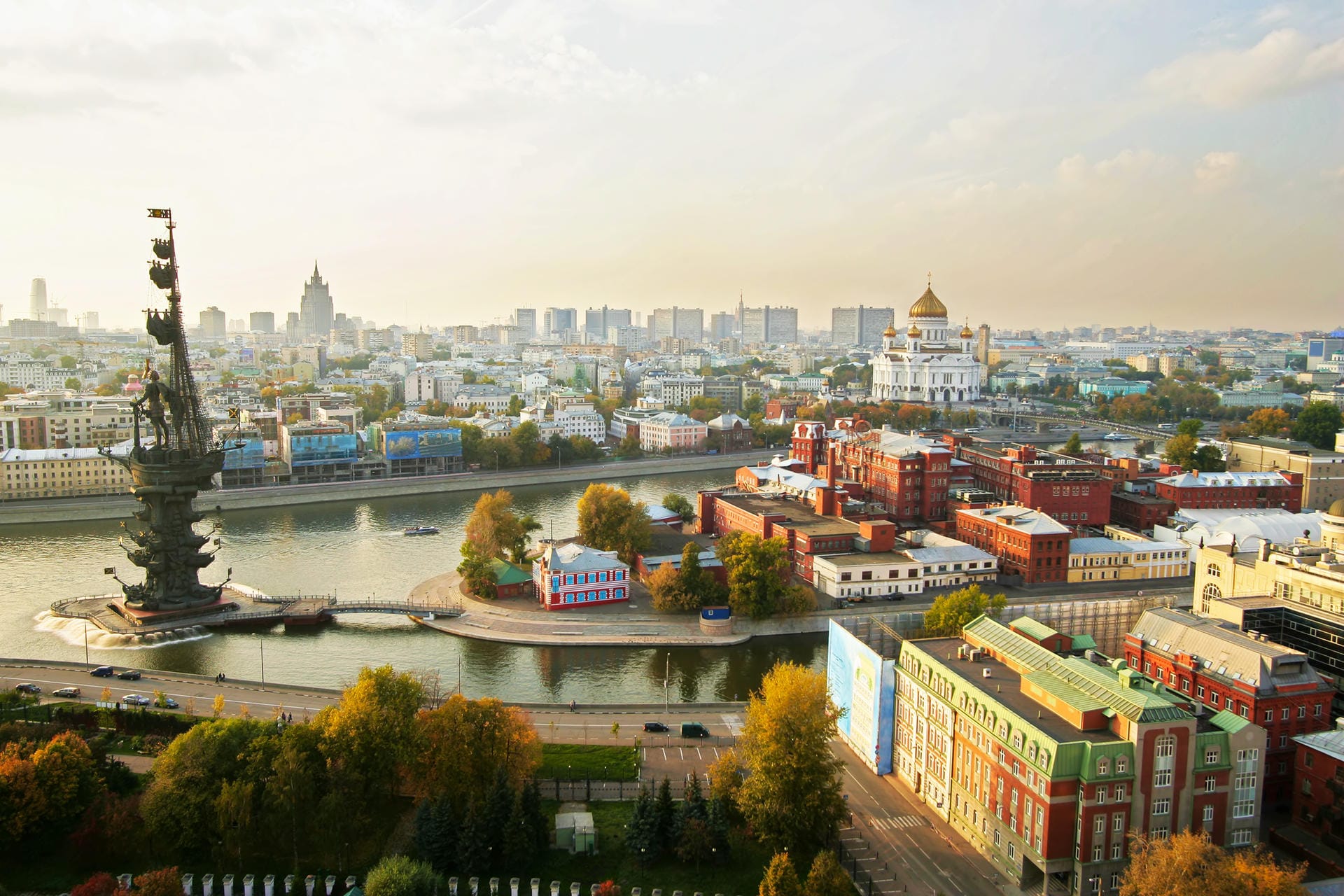 Christ-Erlöser-Kathedrale (rechts hinten) am Moskwa-Ufer: Moskau gilt nicht nur als das religiöse, sondern auch als das politische, wirtschaftliche, wissenschaftliche und kulturelle Zentrum Russlands.