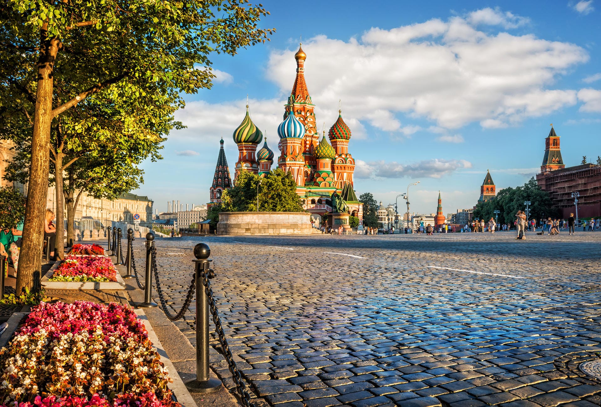 Blumen am Roten Platz: An Moskaus zentralem Platz befinden sich unter anderem die Basilius-Kathedrale und der Kreml.