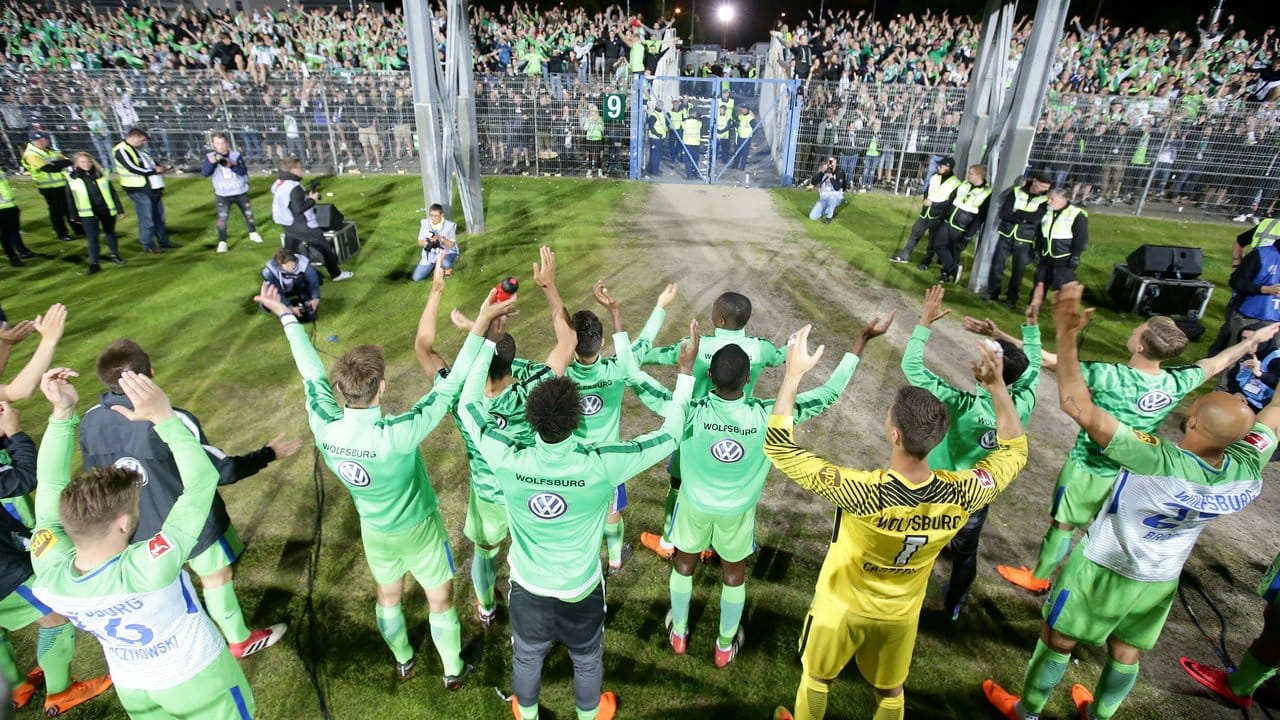 Wolfsburg feiert mit seinen Fans den Klassenverbleib.