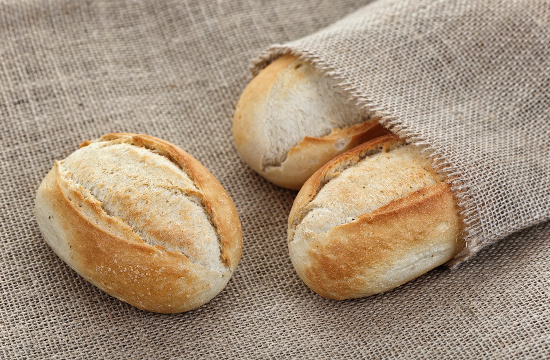 Brot und Brötchen können Käufer beim Bäcker auch in mitgebrachte Stoffbeutel oder Leinensäckchen füllen lassen. Die können übrigens auch genutzt werden, um im Supermarkt Obst und Gemüse zu verpacken.