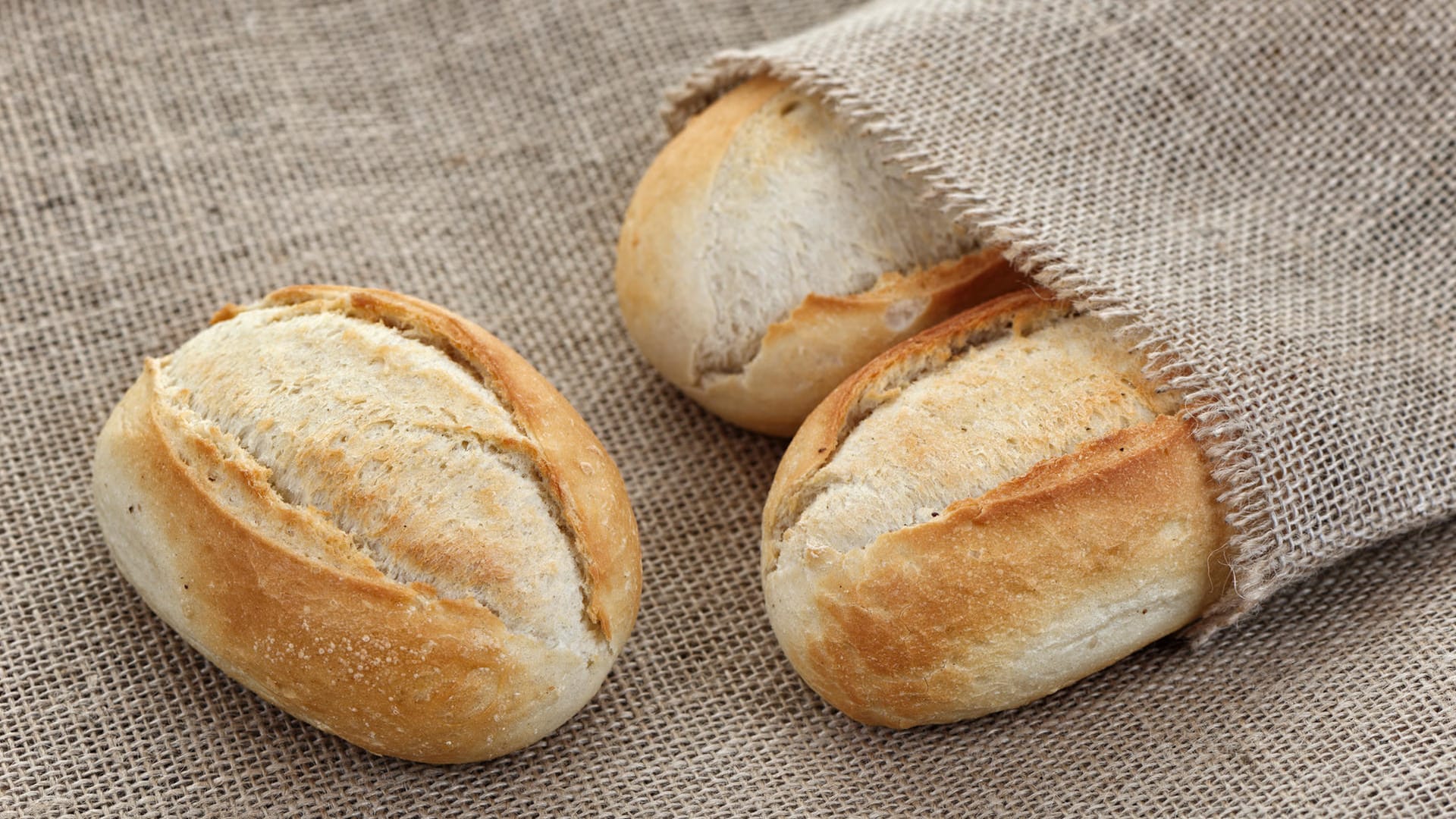 Brot und Brötchen können Käufer beim Bäcker auch in mitgebrachte Stoffbeutel oder Leinensäckchen füllen lassen. Die können übrigens auch genutzt werden, um im Supermarkt Obst und Gemüse zu verpacken.