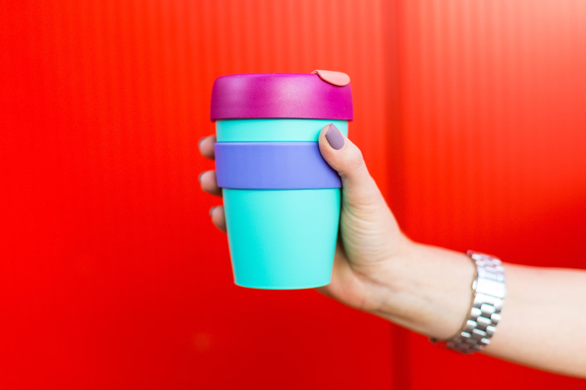 Wiederverwenden statt wegwerfen: Der bei vielen beliebte Kaffee für unterwegs lässt sich auch in Thermobechern oder Coffee-to-go-Bechern aus Keramik transportieren.