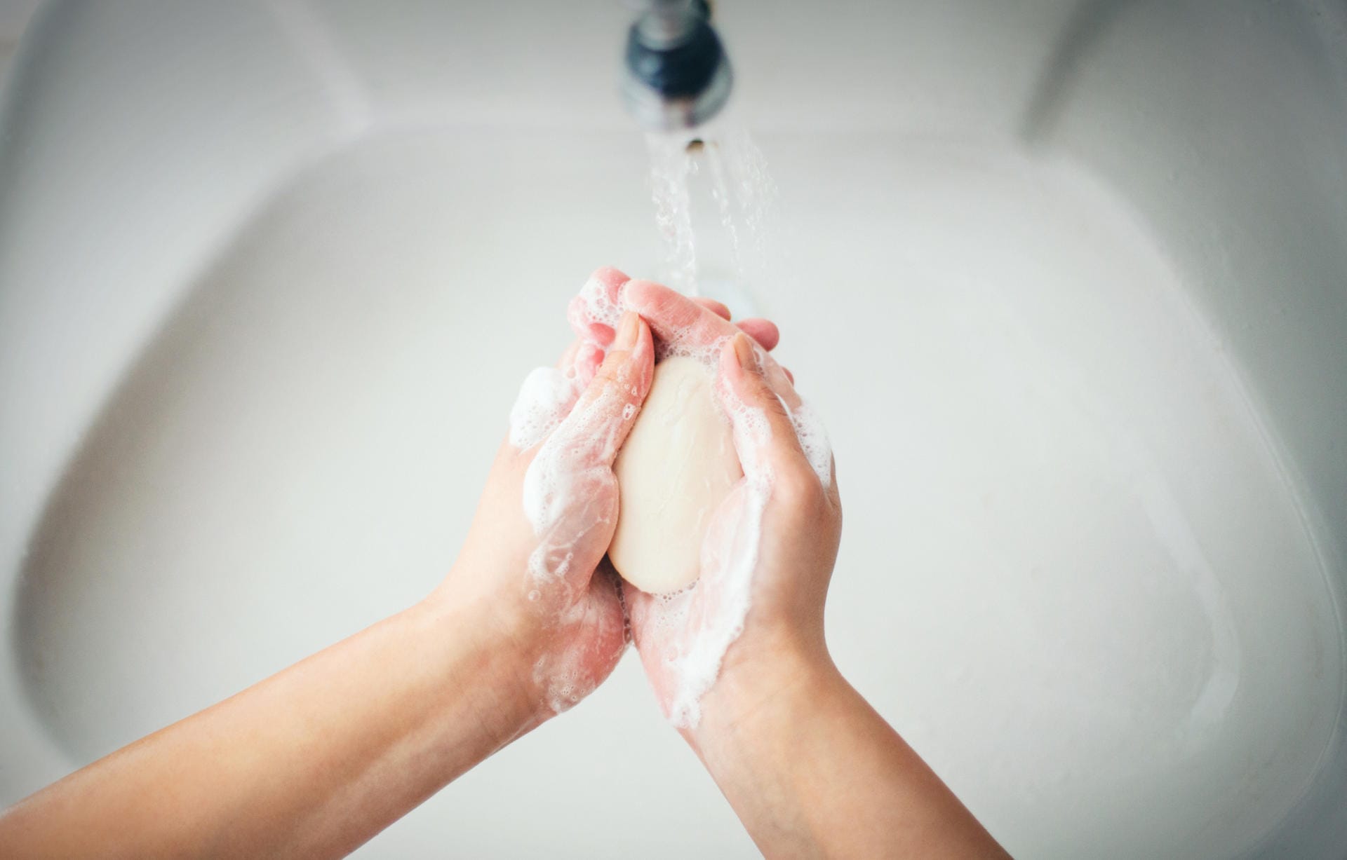 Besser für die Umwelt als Flüssigseife: Seifenstücke. Reinigen die Hände genauso gut. Meistens kann man sie ganz ohne Plastikverpackung kaufen.