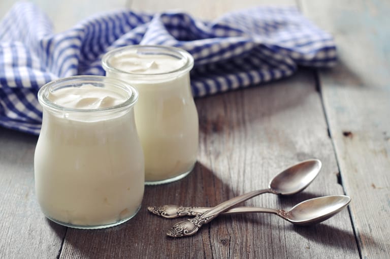 Milch und Joghurt können Verbraucher auch im Glas kaufen. Fast jeder Supermarkt bietet die Milchprodukte so an.