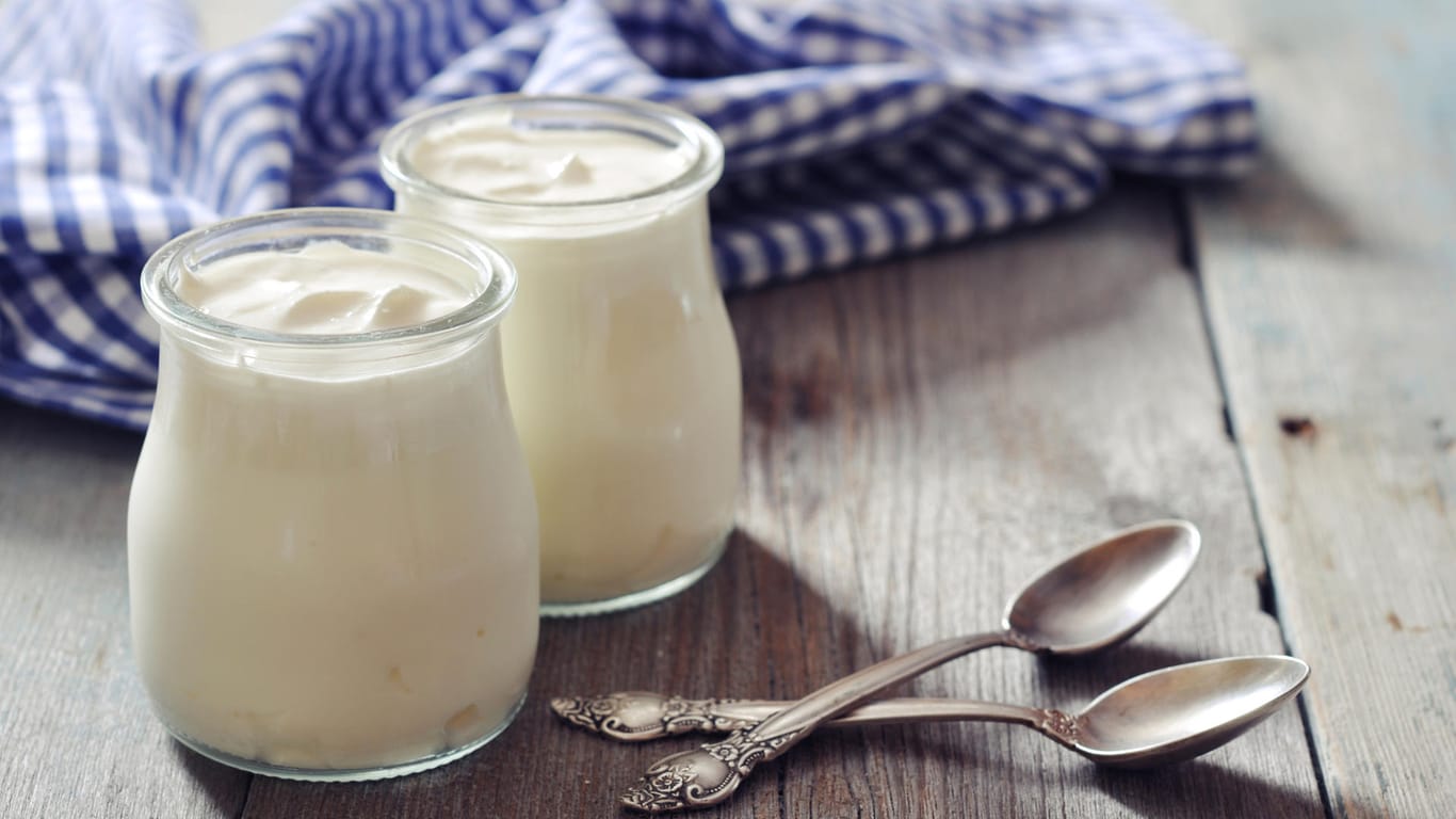 Milch und Joghurt können Verbraucher auch im Glas kaufen. Fast jeder Supermarkt bietet die Milchprodukte so an.