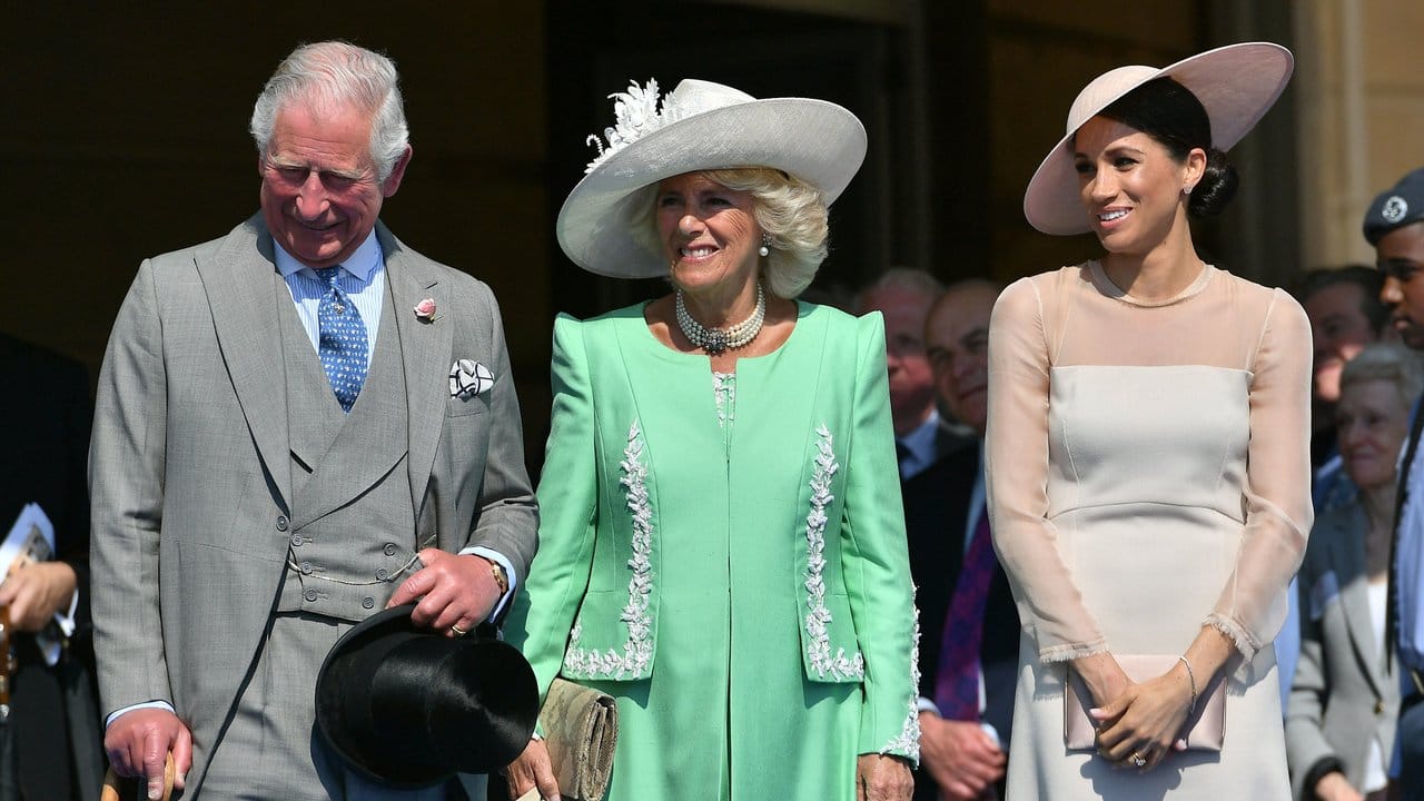Prinz Charles (l-r), Herzogin Camilla und Herzogin Meghan beim Gartenfest im Buckingham Palace.