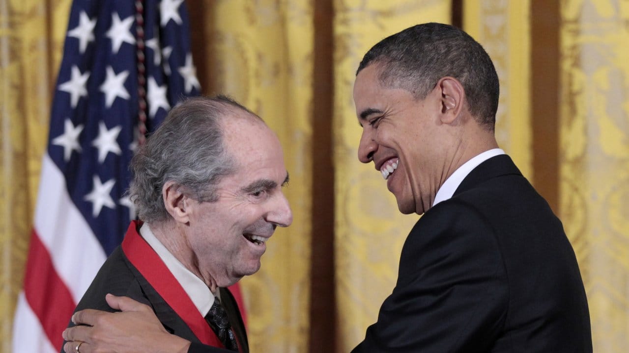 Barack Obama, damaliger US-Präsident, verleiht Philip Roth im Jahr 2011 die National Humanities Medal in Washington.