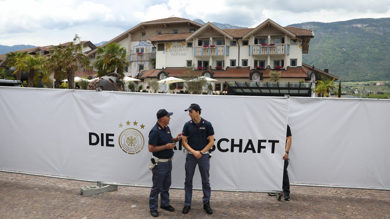 Polizisten stehen vor dem Teamhotel der Deutschen Nationalmannschaft "Weinegg".