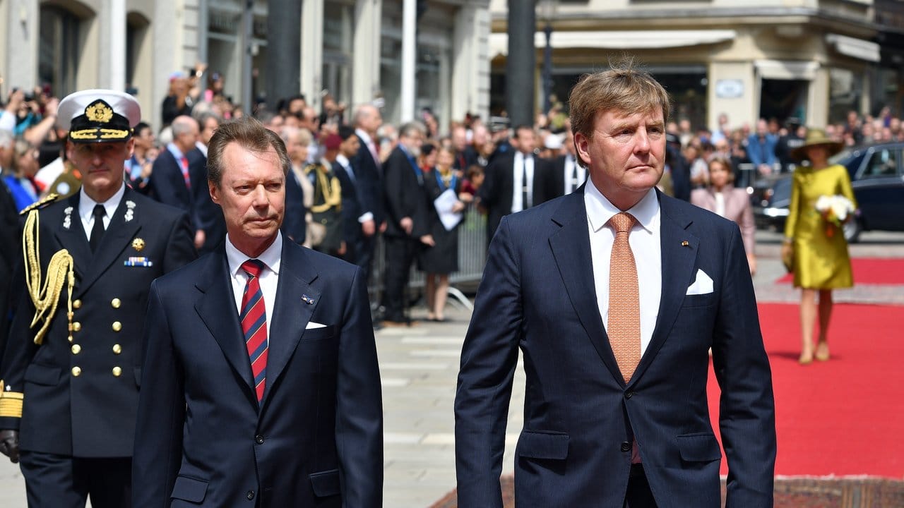 Der niederländische König Willem-Alexander (r) und der luxemburgische Großherzog Henri schreiten die Ehrenformation ab.