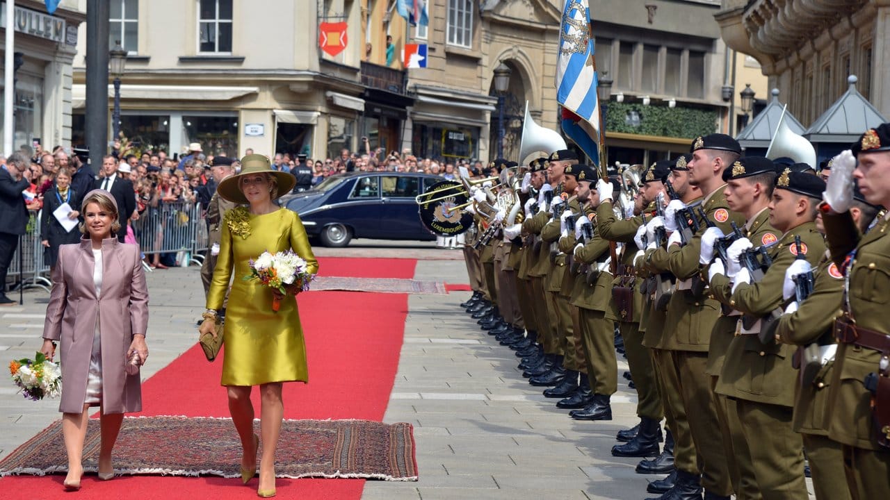 Die luxemburgische Großherzogin Maria Teresa (l) und die niederländische Königin Máxima schreiten vor dem Herzoglichen Palais die Ehrenformation ab.