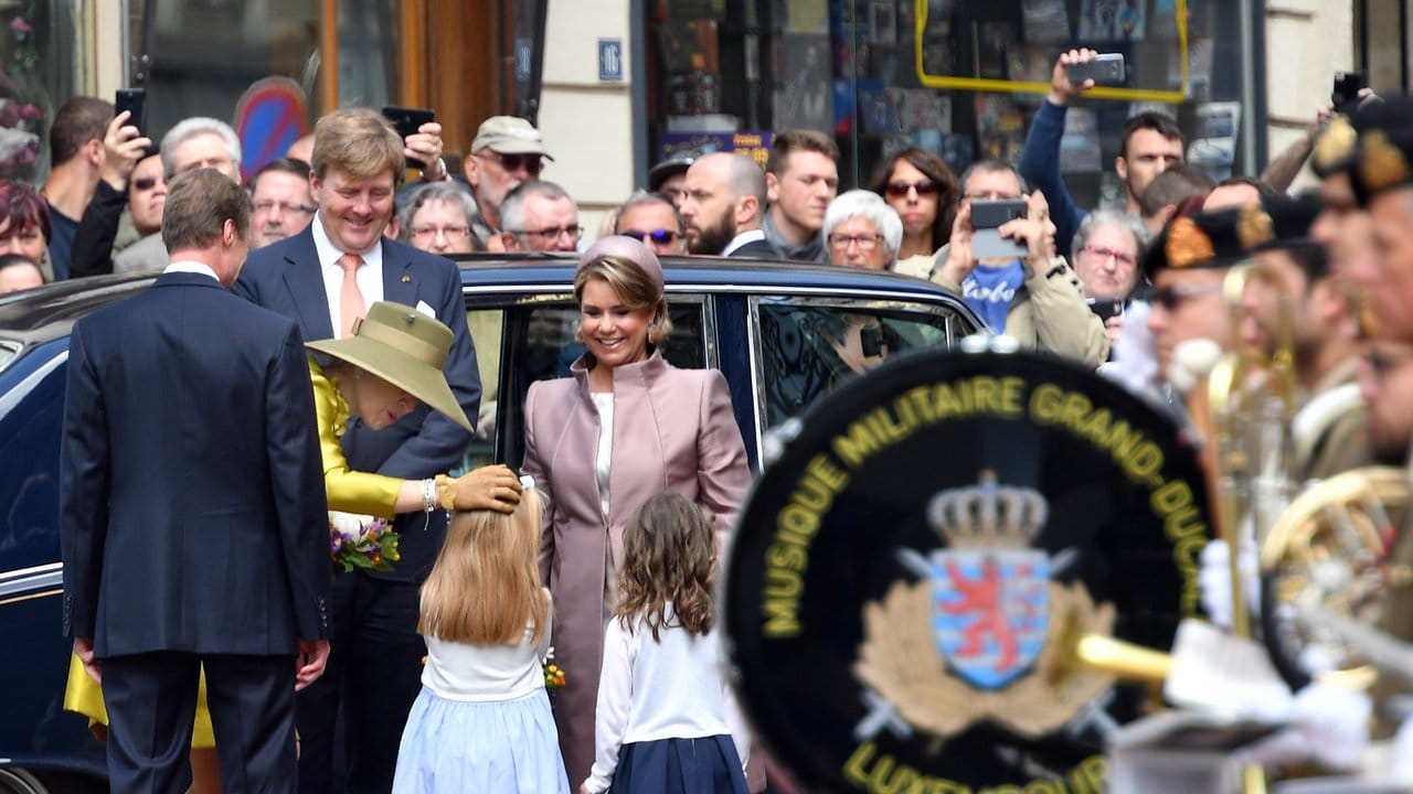 Die niederländische Königin Máxima begrüßt bei ihrer Ankunft zwei Blumenkinder.