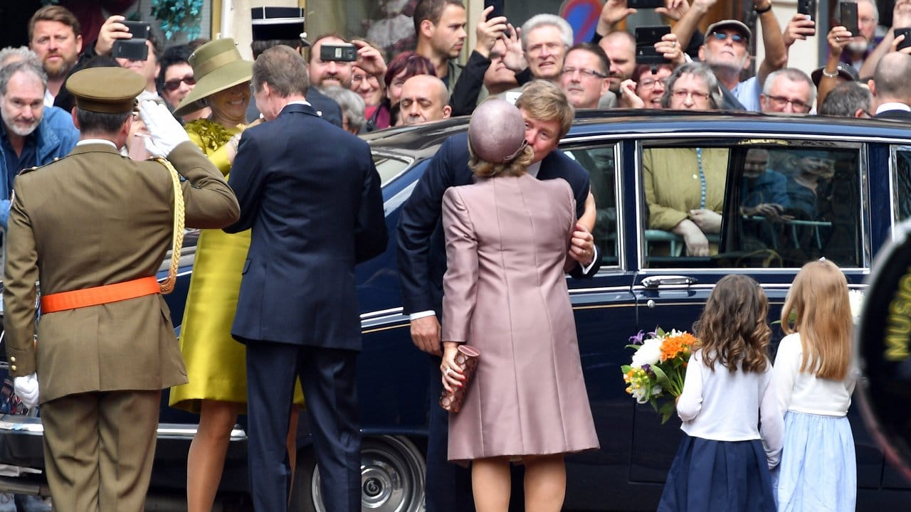 Das großherzogliche Paar begrüßt die royalen Gäste aus den Niederlanden.
