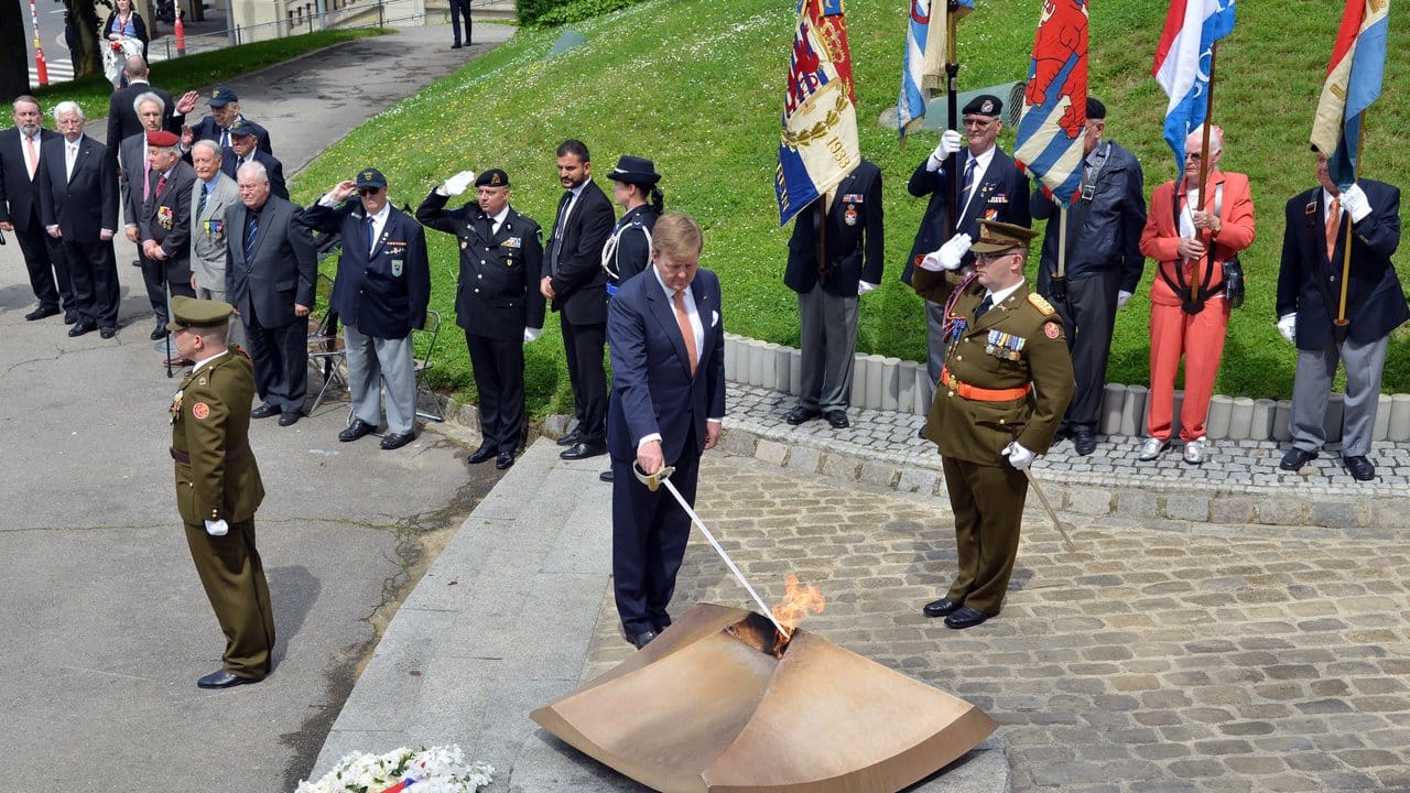 Am Nationaldenkmal der Luxemburger Solidarität brennt das Ewige Feuer in Gedenken an die Opfer des Zweiten Weltkrieges.