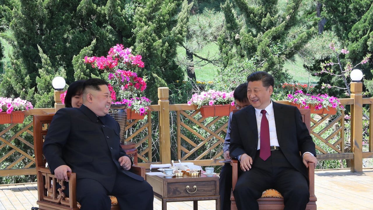 Zu Besuch bei Nordkoreas Schutzmacht: Chinas Präsident Xi Jinping (r.