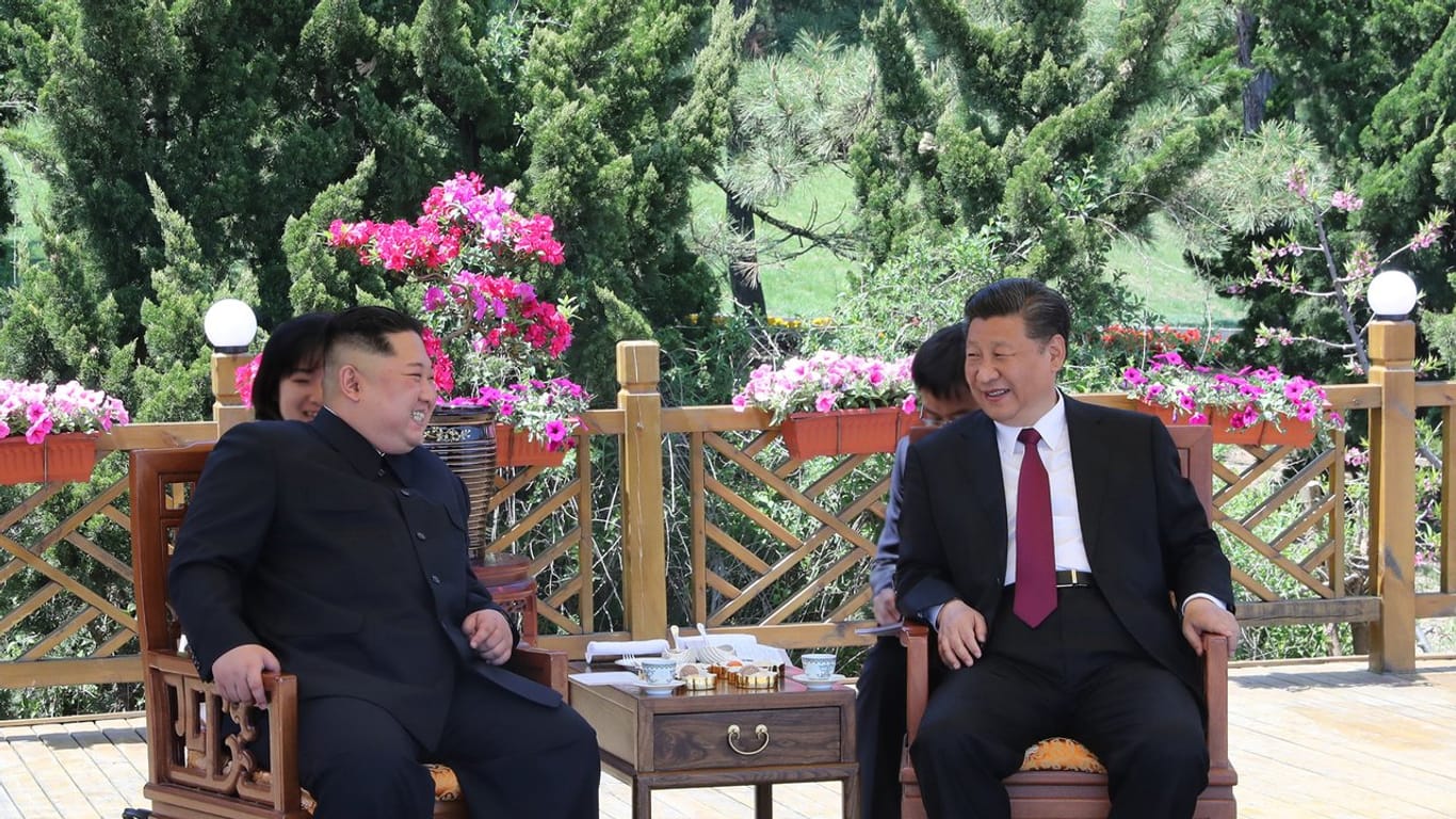 Zu Besuch bei Nordkoreas Schutzmacht: Chinas Präsident Xi Jinping (r.