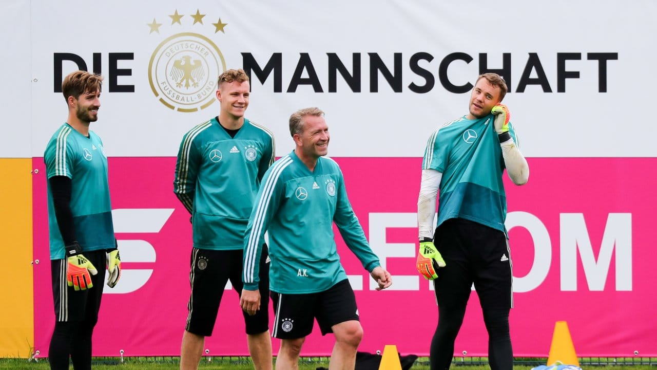 Torwarttrainer Andreas Köpke (r-l) beim Training mit Bernd Leno, Kevin Trapp und Manuel Neuer (r).