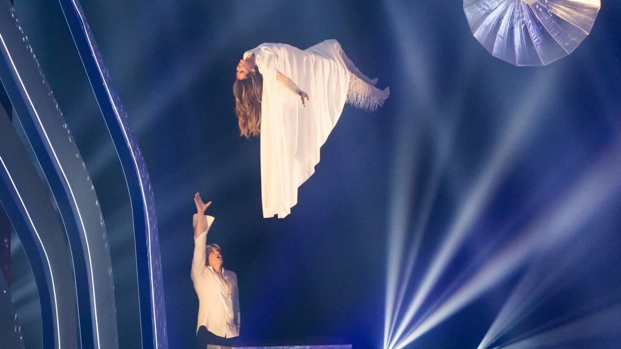 Heidi Klum schwebt durch die Luft.