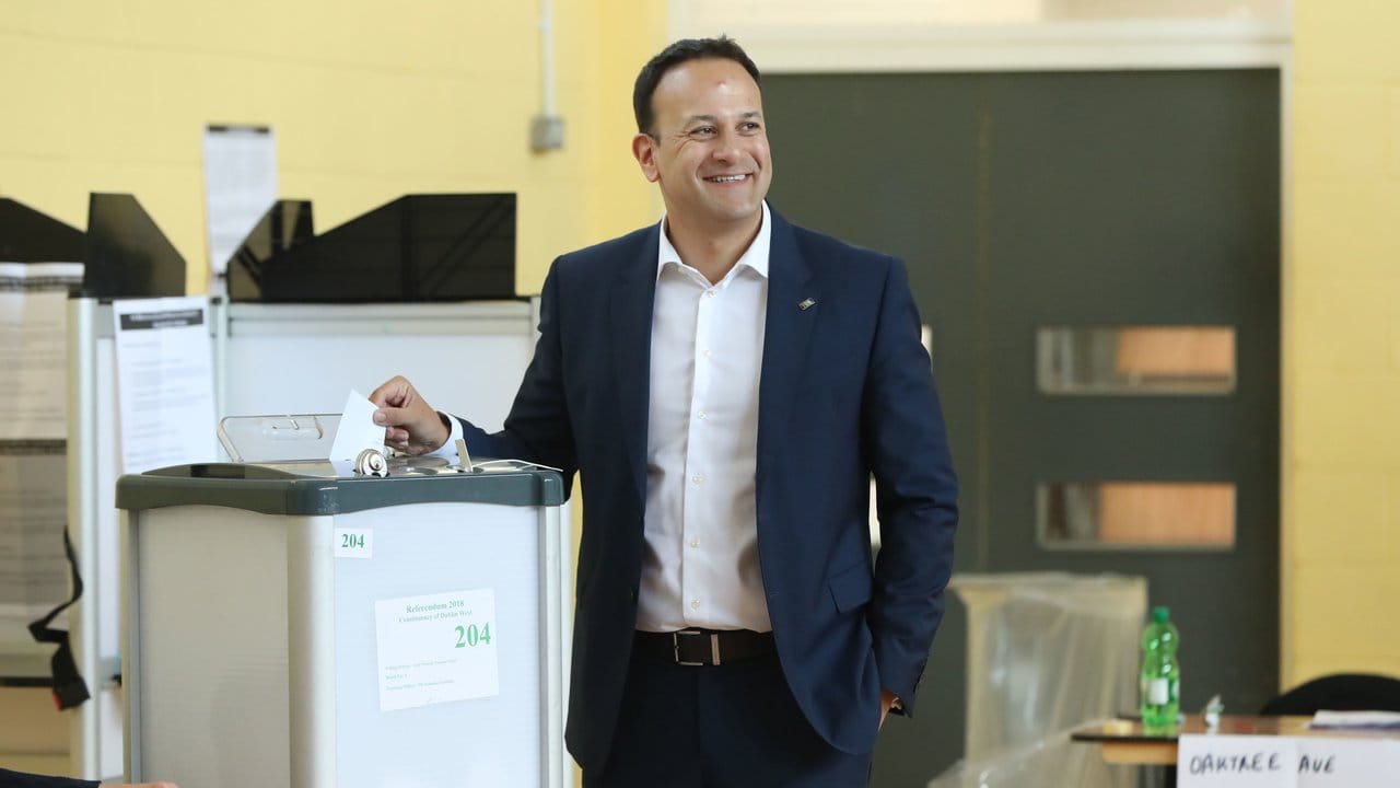 Der irische Premierminister Leo Varadkar gibt in einem Wahllokal in Dublin seine Stimme ab.
