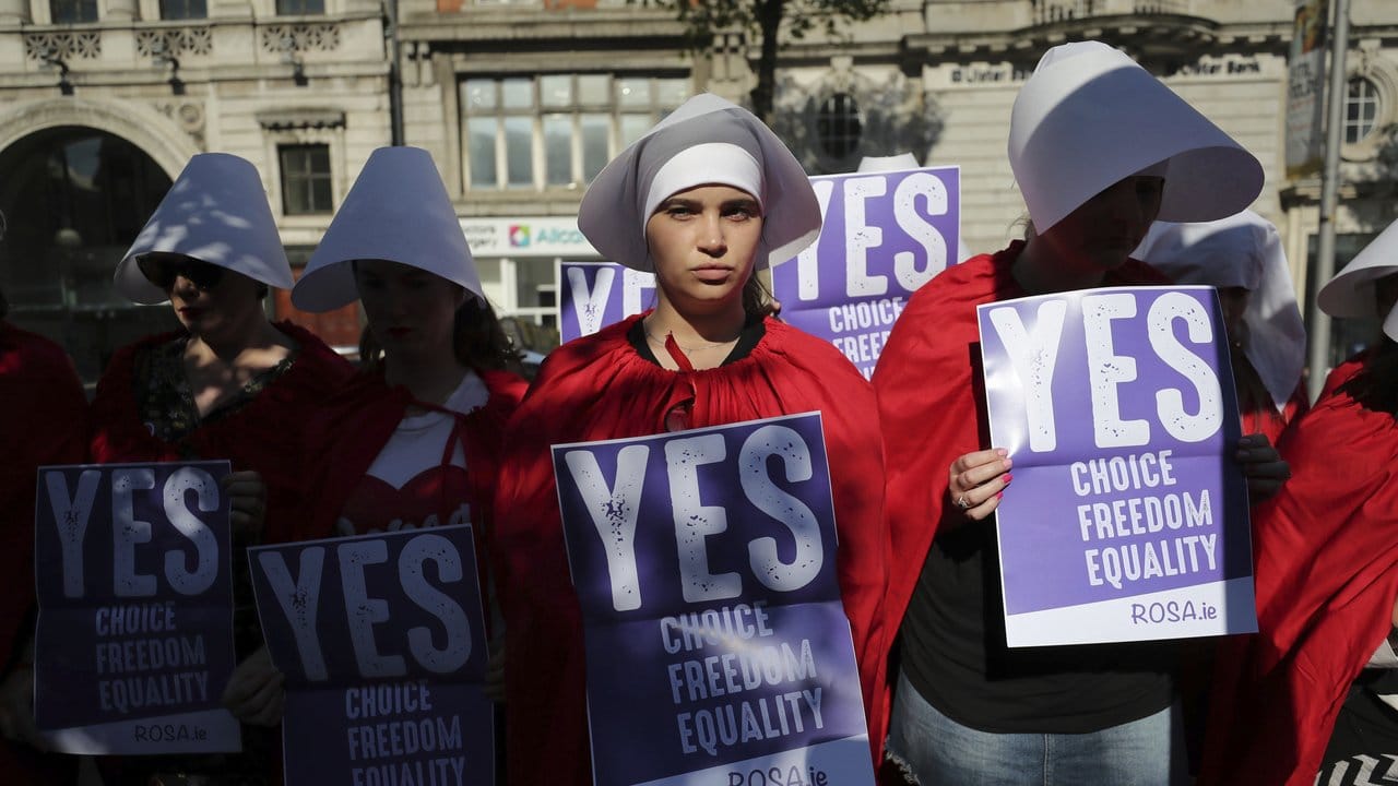 In Dublin demonstrieren Frauen für die Legalisierung von Schwangerschaftsabbrüchen.