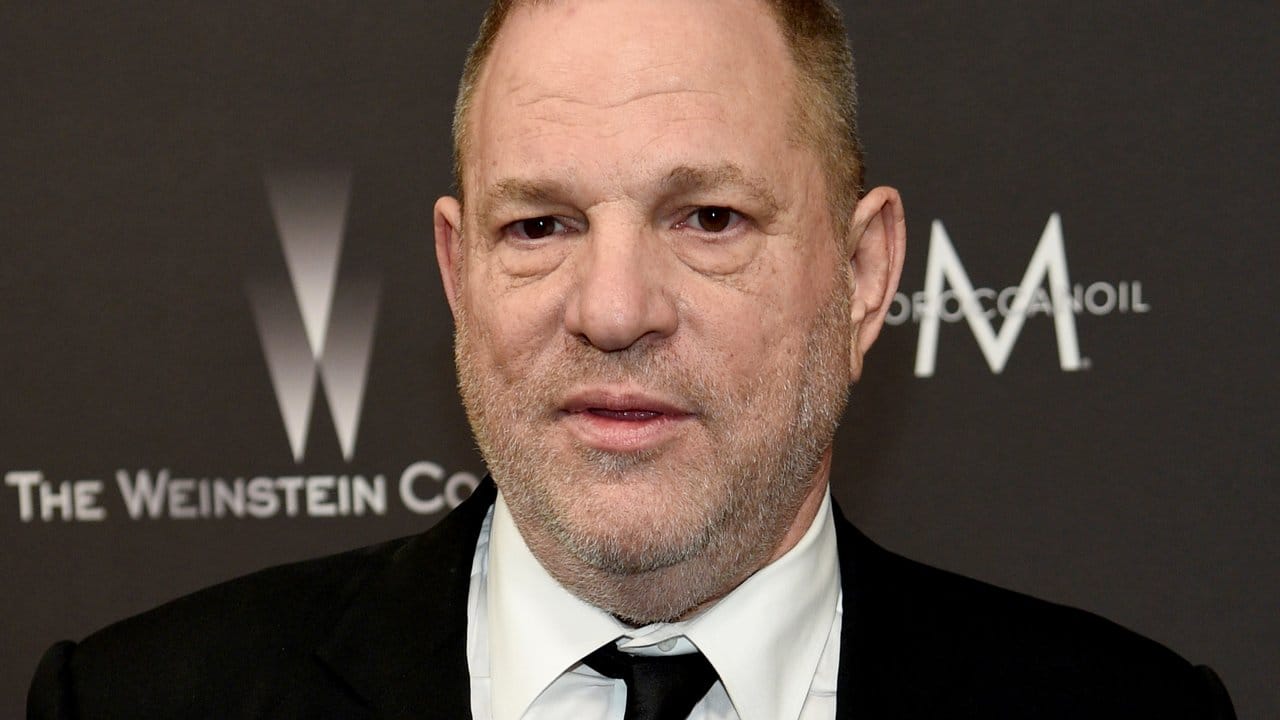 Harvey Weinstein hat sich den Behörden in New York gestellt.