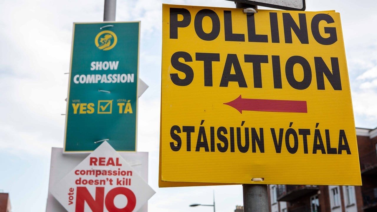 Ein Schild weist in Dublin den Weg zu einem Wahllokal.