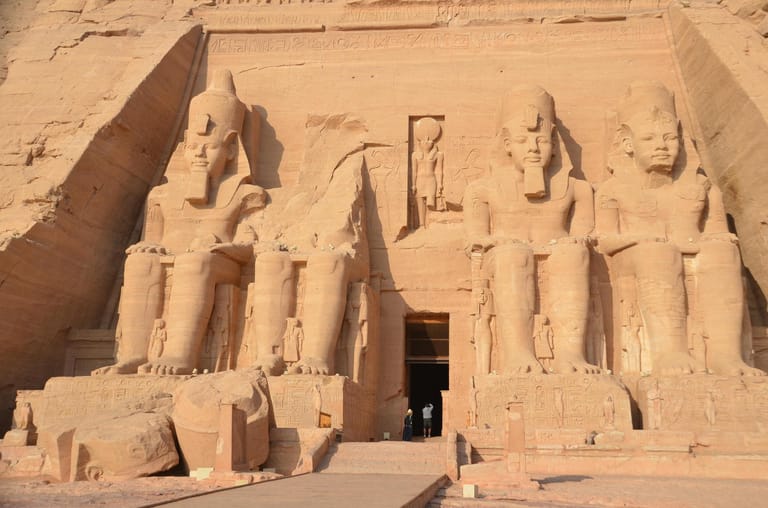 Der große Tempel von Ramses II. Die vier Ramses-Statuen von Abu Simbel sind 20 Meter hoch.