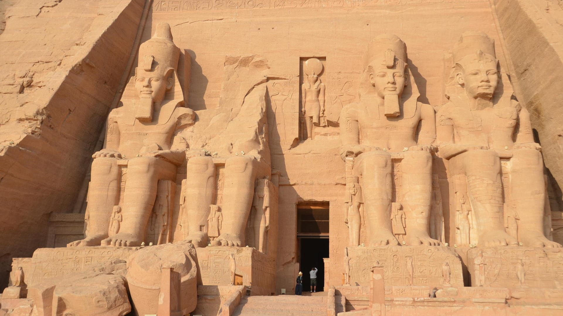 Der große Tempel von Ramses II. Die vier Ramses-Statuen von Abu Simbel sind 20 Meter hoch.