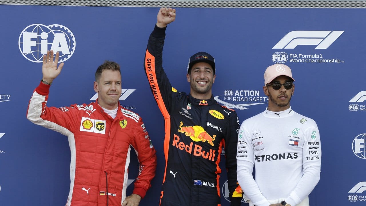 Daniel Ricciardo (M) gewann das Qualifying vor Sebastian Vettel (l) und Lewis Hamilton.