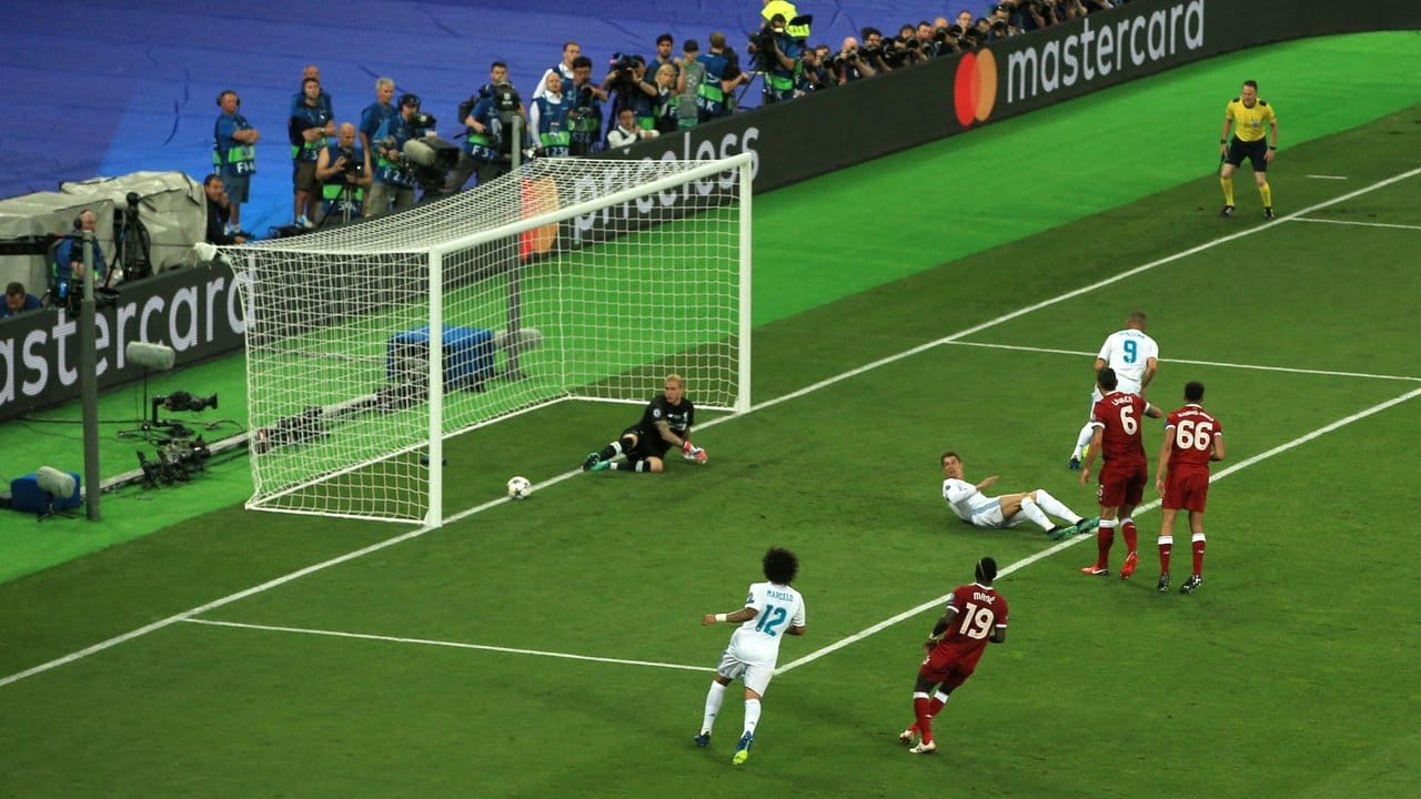 Karim Benzema (r) erzielte die 1:0-Führung für Real Madrid.