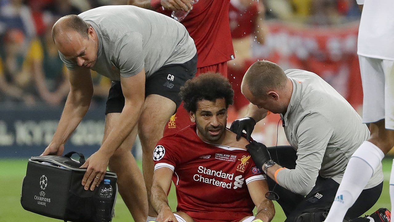 Liverpools Mohamed Salah musste an der Schulter behandelt werden.