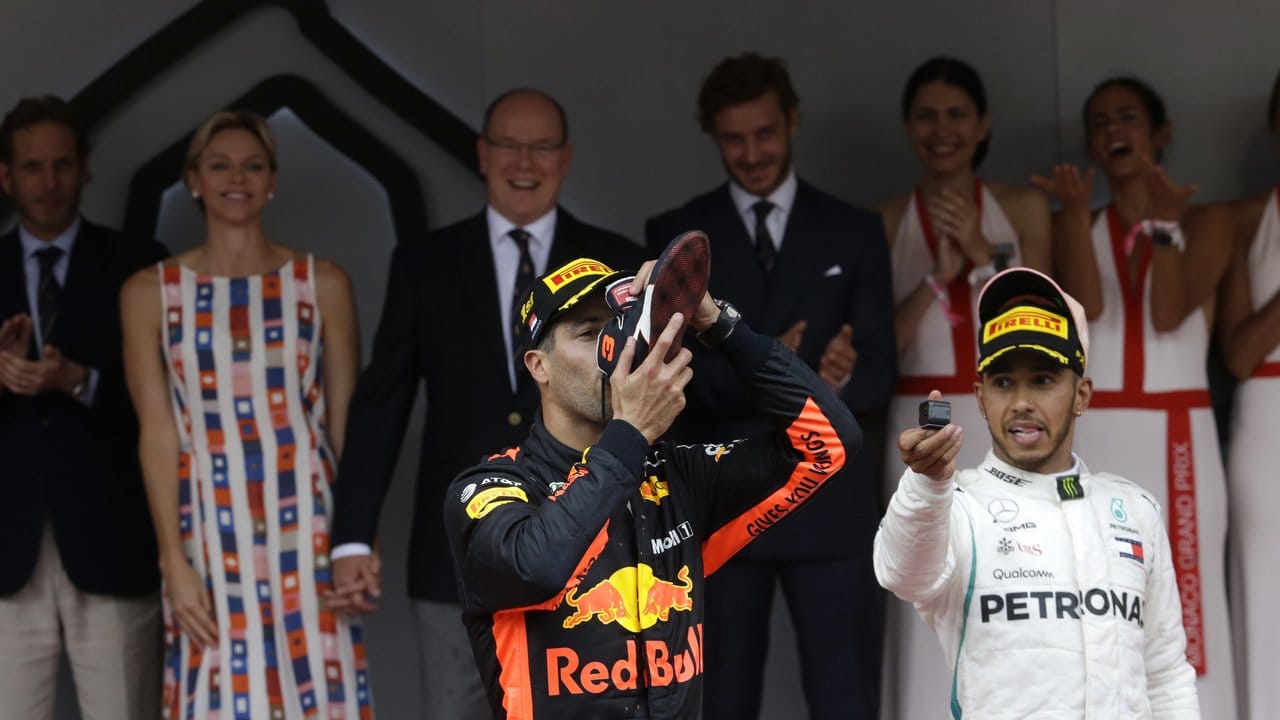 Monaco-Champion Daniel Ricciardo trinkt bei der Siegerehrung Champagner aus seinem Schuh.